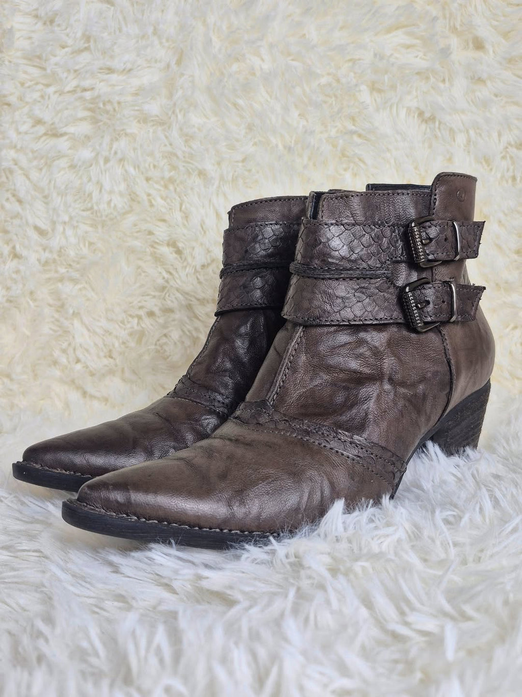 Khriò Weathered Belt Boots