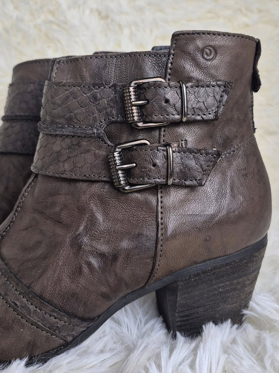 Khriò Weathered Belt Boots