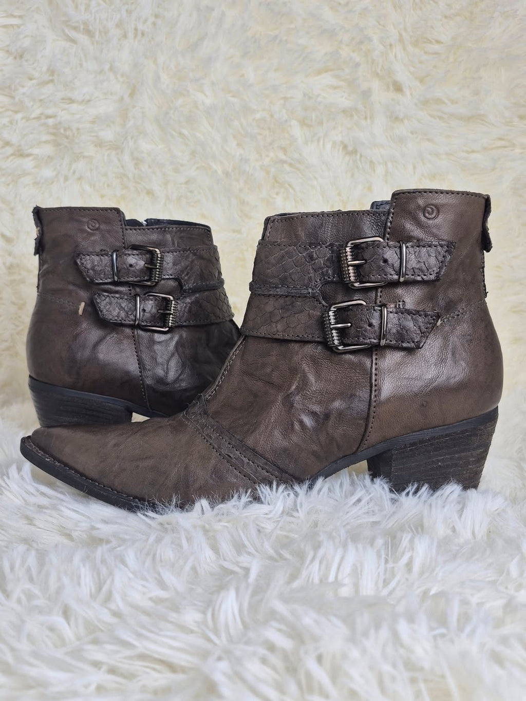 Khriò Weathered Belt Boots
