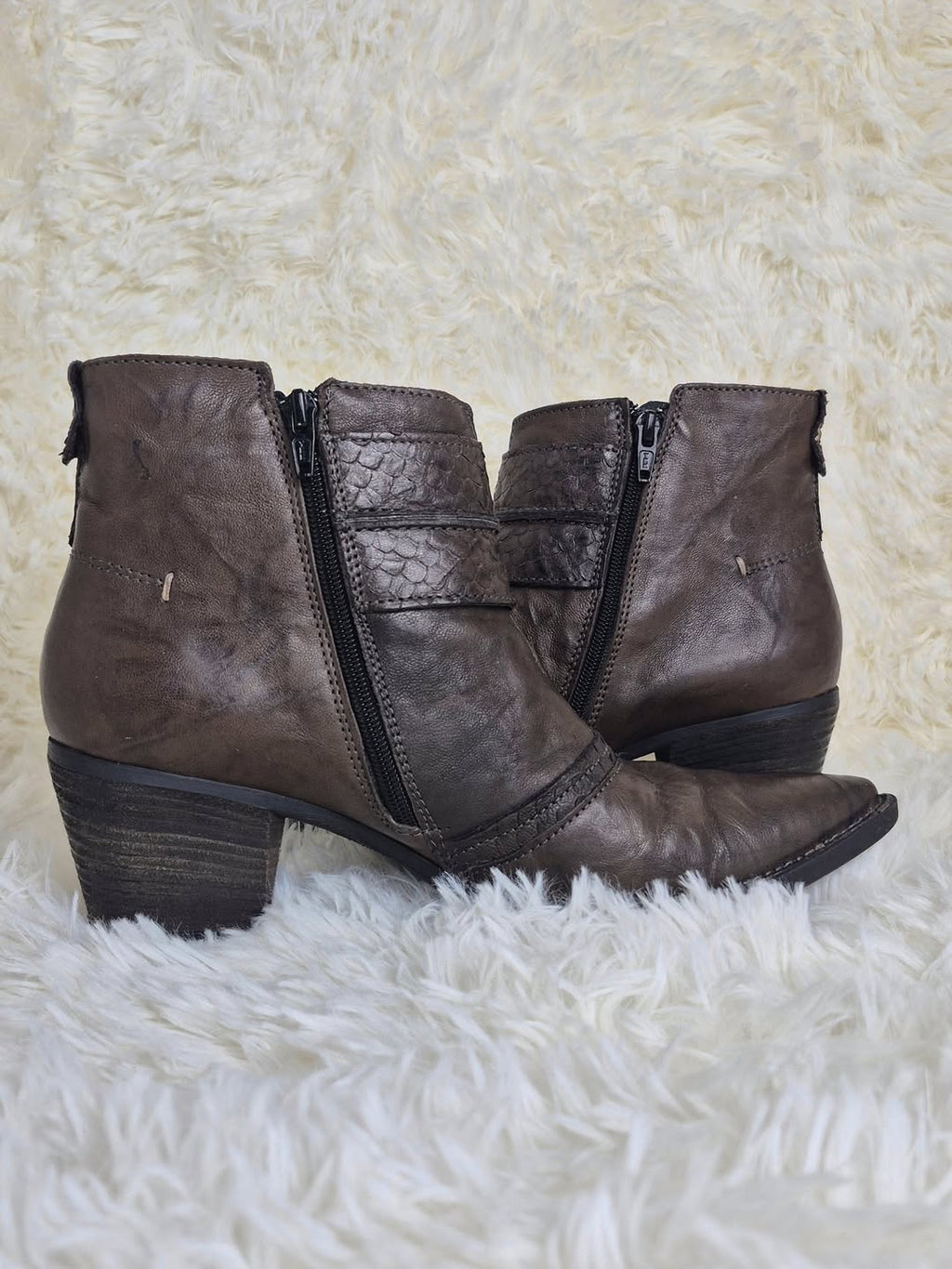 Khriò Weathered Belt Boots