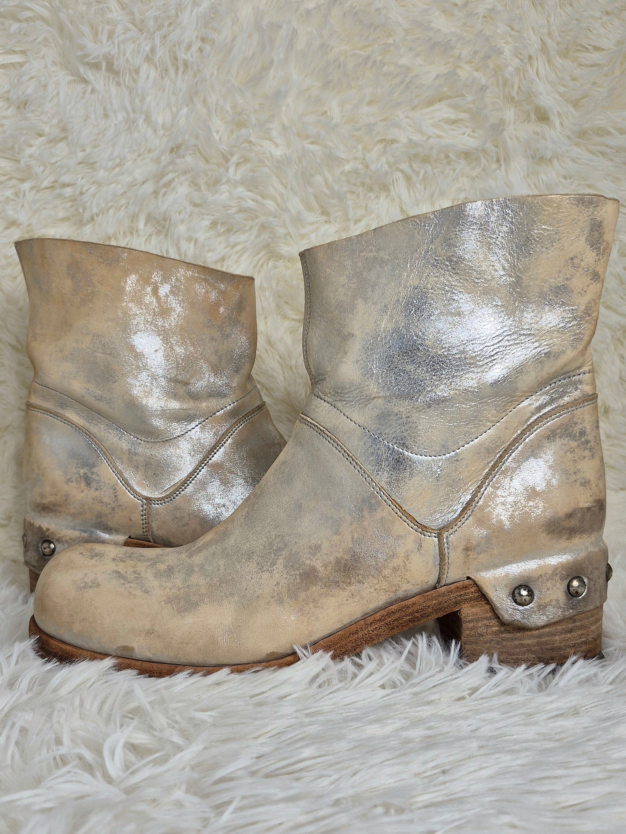 Vic Matiè Cream Boots